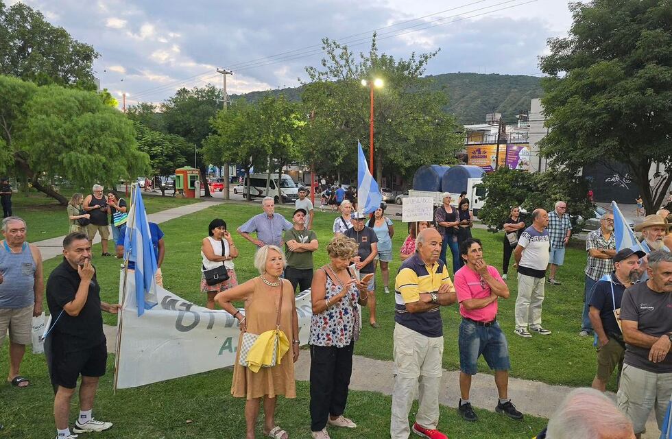 Tasas: poca convocatoria y rechazo vecinal al encuentro de agrupaciones en la Plaza del Avión