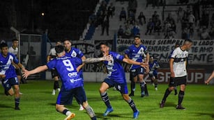 Molina festeja su gol: Ben Hur le ganó 2 a 0 a Atlético Miramar.