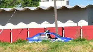 Una patrulla policial patrulla El Nailon, tras el homicidio y los graves incidentes ocurridos. (Christian Luna)