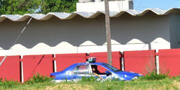 Una patrulla policial patrulla El Nailon, tras el homicidio y los graves incidentes ocurridos. (Christian Luna)