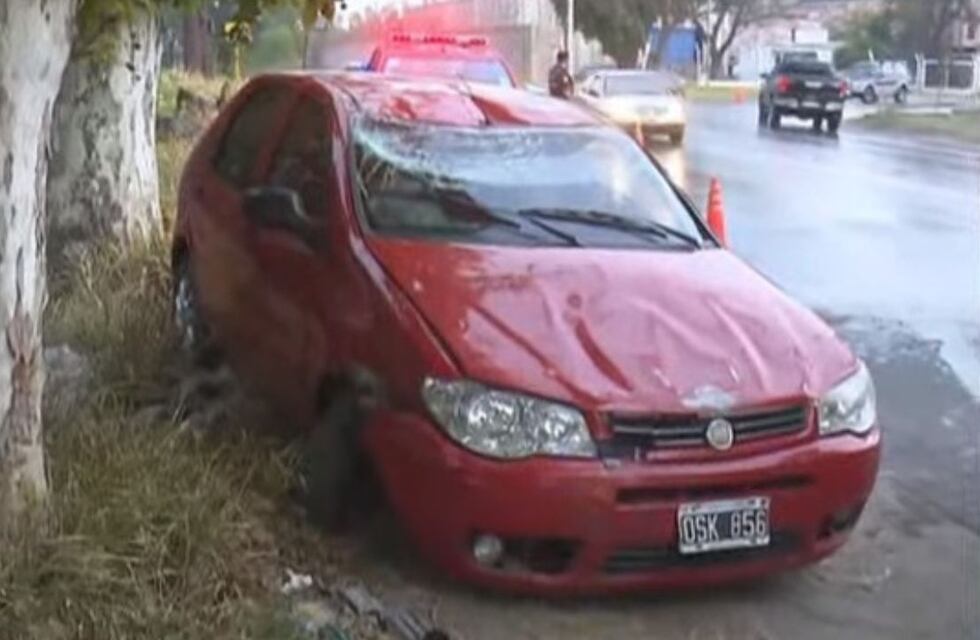 Impactante siniestro vial en Córdoba: un auto se estampó contra un árbol en avenida Capdevila