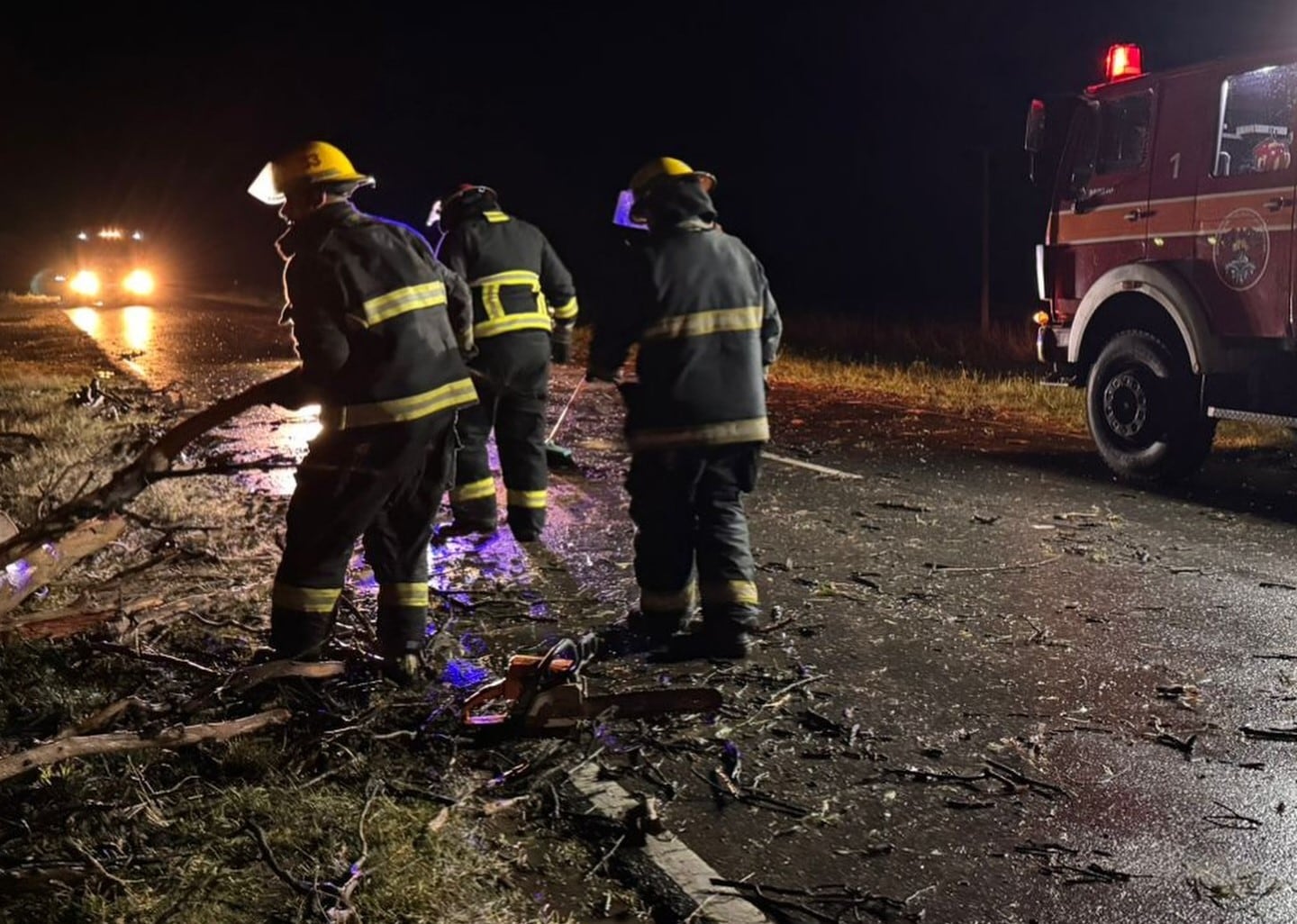 Arduo trabajo de Bomberos Voluntarios de Arroyito por el temporal de viento y lluvia