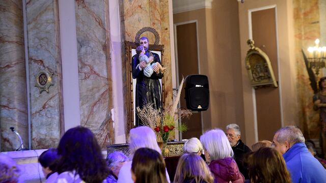 Devotos de San Cayetano, patrono del pan y el trabajo, en la Iglesia de la Merced de la ciudad de Córdoba. (Pedro Castillo / La Voz)