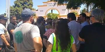 Municipales se reúnen el Plaza Belgrano.