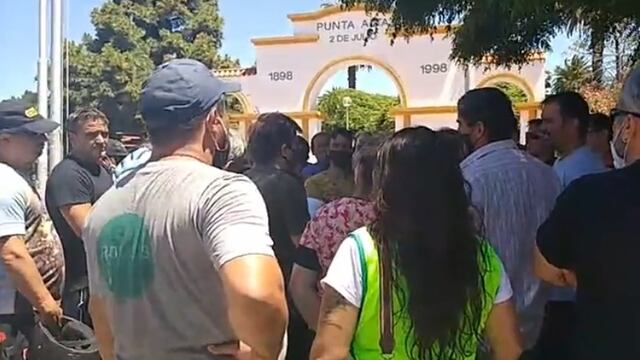 Municipales se reúnen el Plaza Belgrano. El paro sigue
