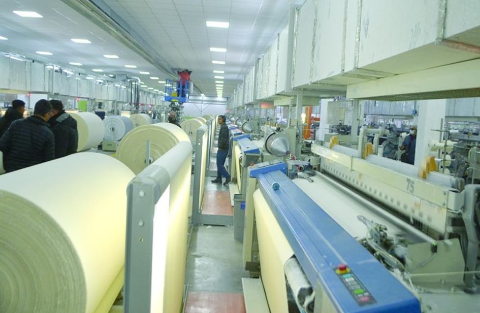 Una empresa de plástico suspendió a 30 empleados y les pagará el 75% del sueldo