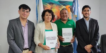 Lourdes Navarro y el comisionado Marcos Santos -ambos al centro-, acompañados por el director provincial de Políticas Culturales y Comunicación, Franco Dorado; y el director de Abordaje Integral contra la Violencia de Género, Leonardo Fernández, tras la firma el convenio.