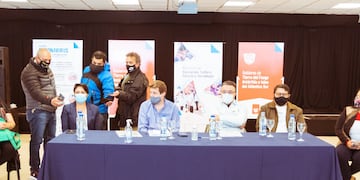 El Gobernador de Tierra del Fuego firma aumento salarial al sector docente