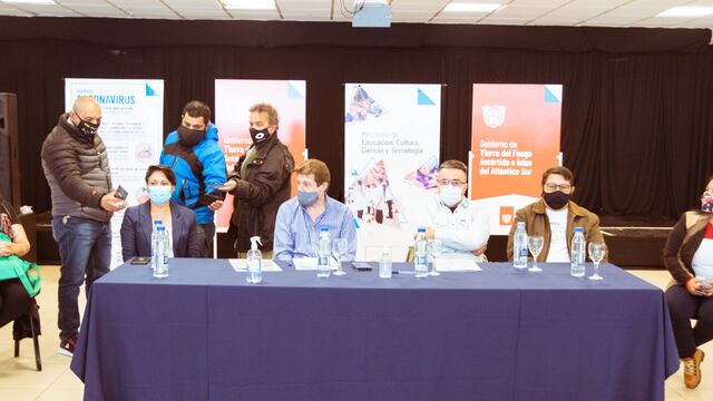 El Gobernador de Tierra del Fuego firma aumento salarial al sector docente