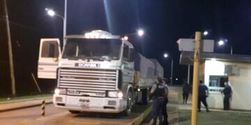 Camiones sojeros que intentaron ingresar a Misiones por un paso clandestino