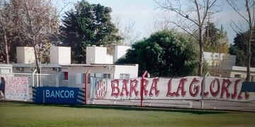 La bandera de los barras de Instituto en La Agustina, por la mala campaña del equipo. (Gentileza Julio Gel).