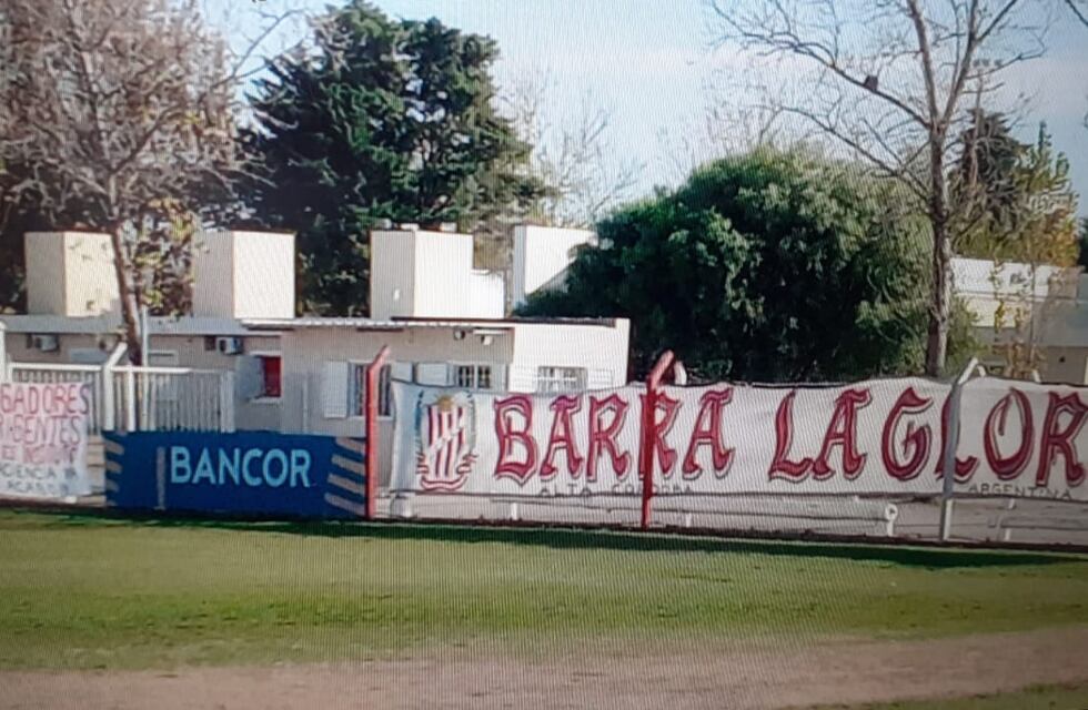 Hinchas de Instituto, enojo y banderas con advertencias