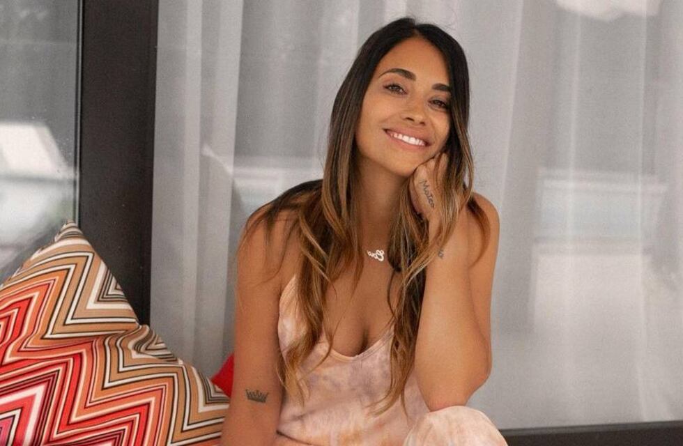 Antonela Roccuzzo con los pelos al viento y una cartera que marca tendencia