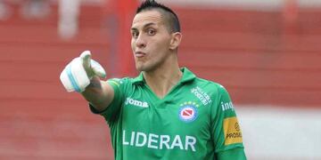 Pablo Migliore, atajando para Argentinos Juniors. (Foto: Télam).