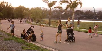 Turismo del fin de semana largo en la costanera del lago y en la peatonal de Villa Carlos Pa. Foto La Voz