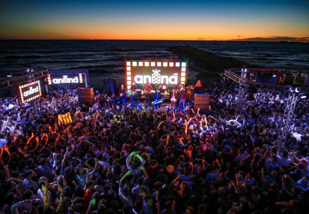 Qué se sabe del accidente en Mar del Plata: el momento en que el techo de un famoso boliche cayó sobre los jóvenes.