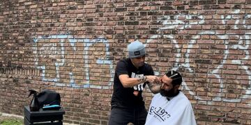 Víctor Mansilla es un cordobés que ofrece cortes de pelo gratis a cambio de contar una historia.