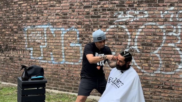 Víctor Mansilla es un cordobés que ofrece cortes de pelo gratis a cambio de contar una historia.