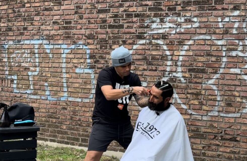 Un corte a cambio de una historia: de qué se trata la iniciativa solidaria de un peluquero cordobés