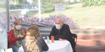 Cómo son las “visitas cuidadas” en los hogares para mayores de la Ciudad.