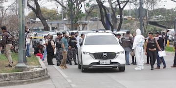 Policías investigan el vehículo con impactos de bala en el que se encontraba el fiscal César Suárez