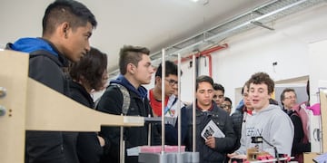 En la muestra de carreras, los jóvenes pueden conocer los detalles de los diferentes planes de estudio.