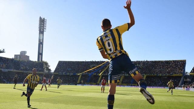 Marco Ruben festeja su gol ante Independiente