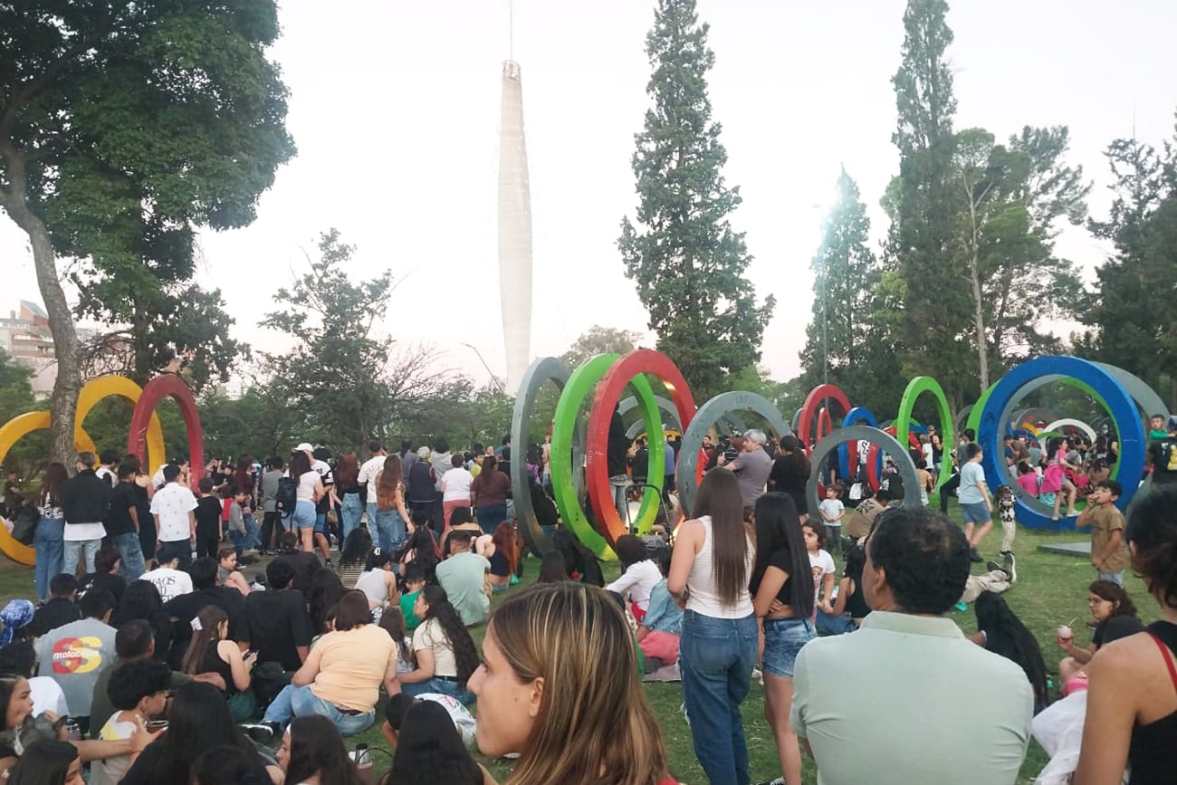 Así esperan los cordobeses que se encienda en tradicional arbolito del Faro del Bicentenario. (Javier Ferreyra / La Voz)