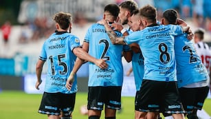 Belgrano festeja su victoria ante Montevideo Wanderers por la serie del Río de la Plata. Fuera del país perdió apenas un par de partidos (Prensa Belgrano).
