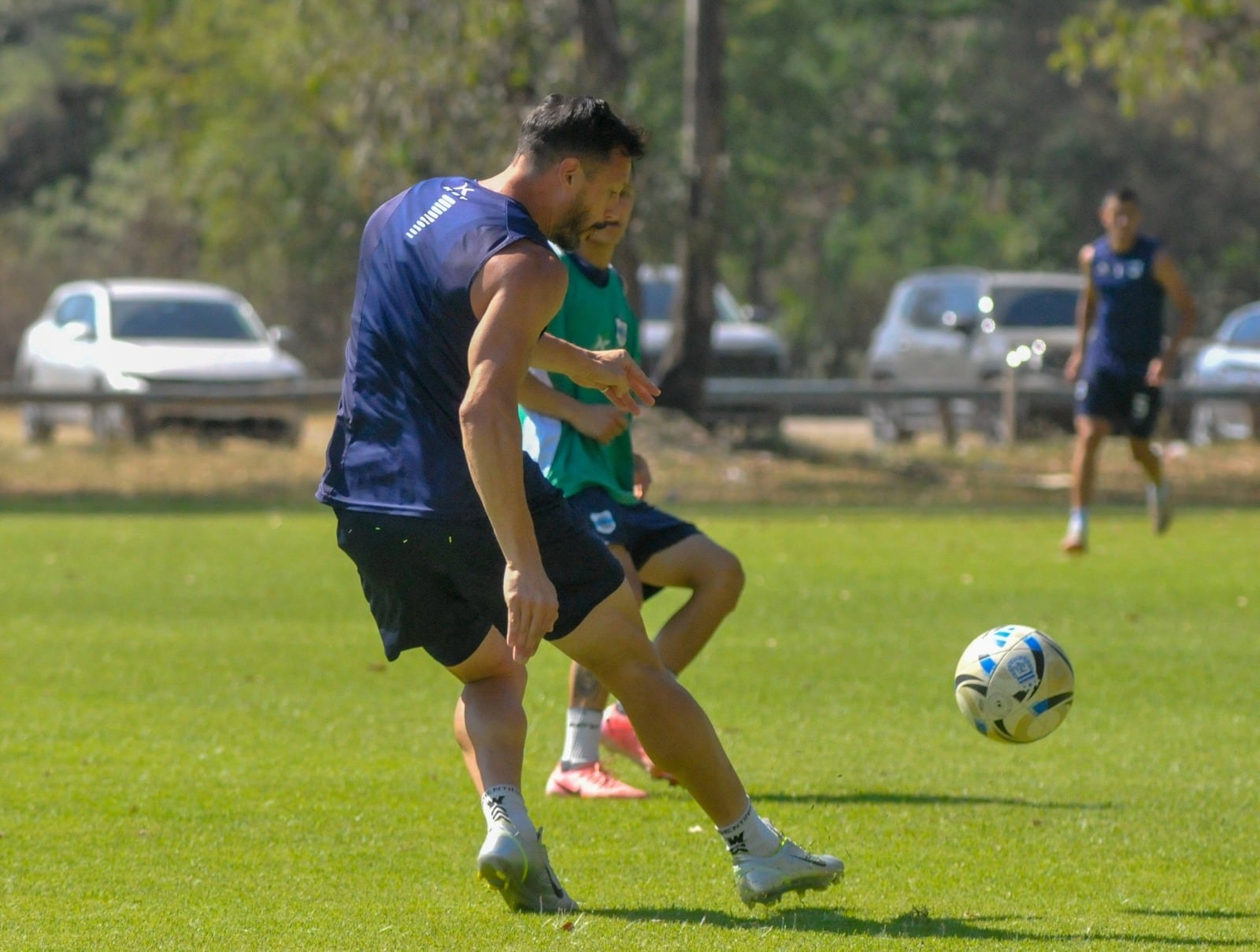 Tras superar una lesión, Guillermo Cosaro, el capitán del "Lobo", podría retornar al "once" inicial para este duelo crucial.