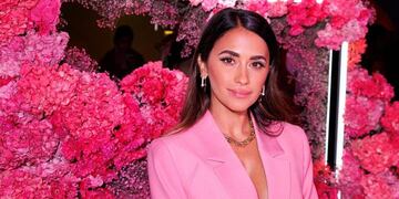 Antonela Roccuzzo se vistió de rosa en París para la presentación de un nuevo perfume de Guerlain.
