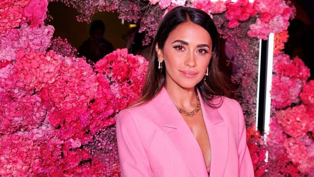 Antonela Roccuzzo se vistió de rosa en París para la presentación de un nuevo perfume de Guerlain.
