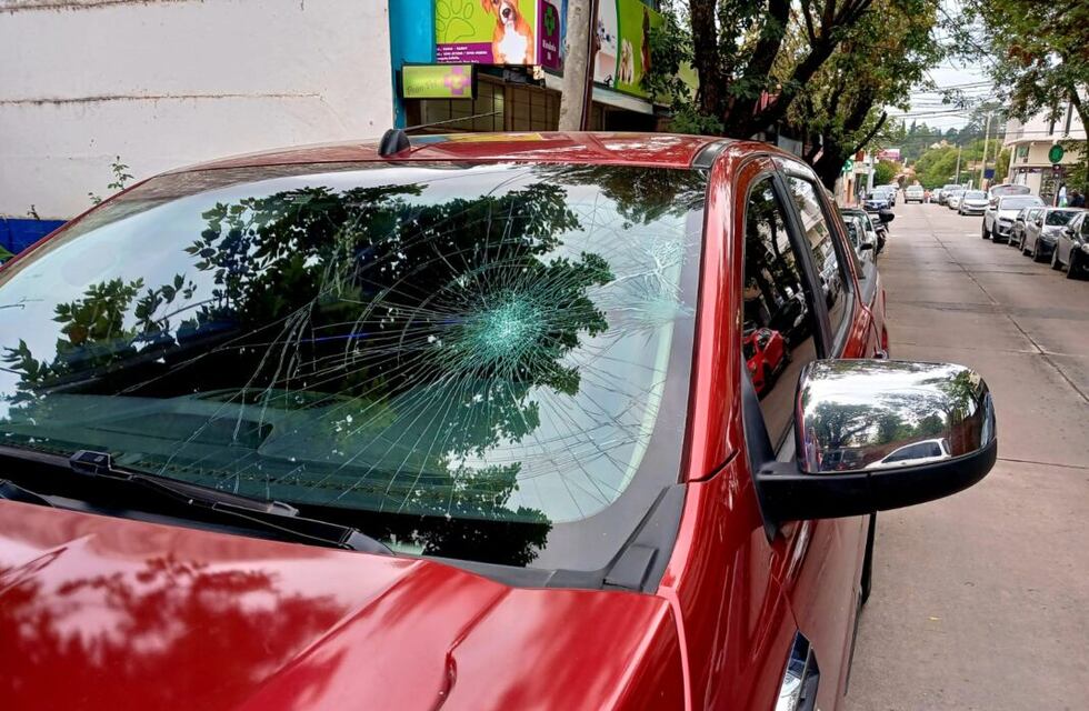 Día de furia en La Falda: dos automovilistas se atacaron violentamente en una estacion de servicio