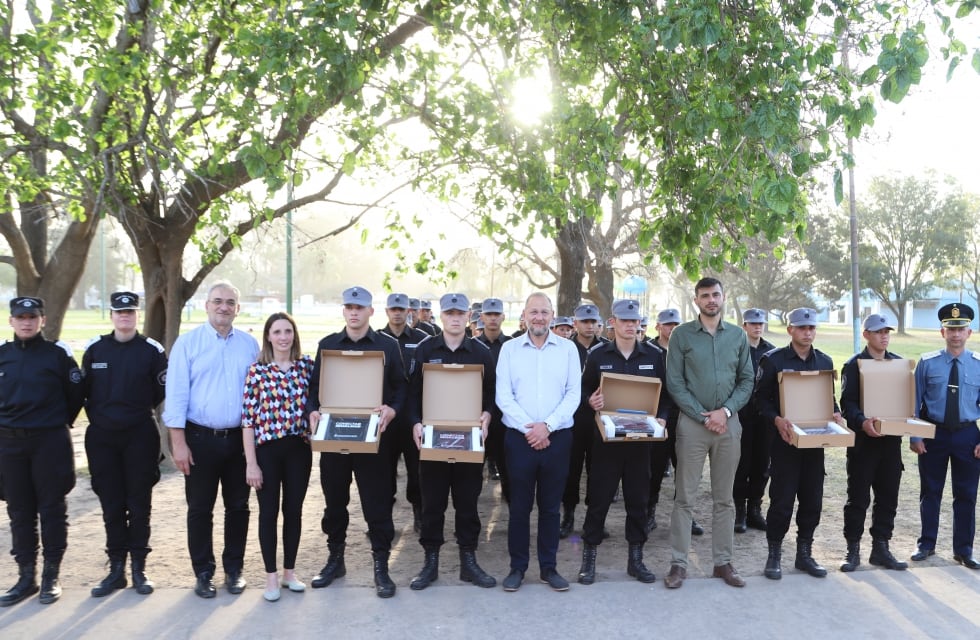 Entregaron 20 netbooks a los estudiantes de policía de Rafaela