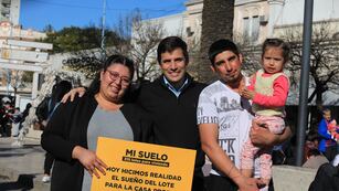 Leonardo Viotti con una de las 315 familias adjudicatarias de un lote