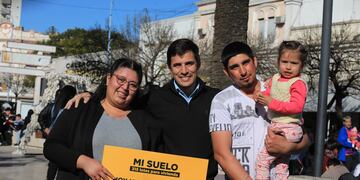 Leonardo Viotti con una de las 315 familias adjudicatarias de un lote