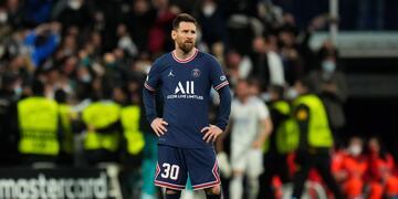 Lionel Messi y su gesto de derrota en la eliminación del PSG ante Real Madrid por la Champions. (AP)