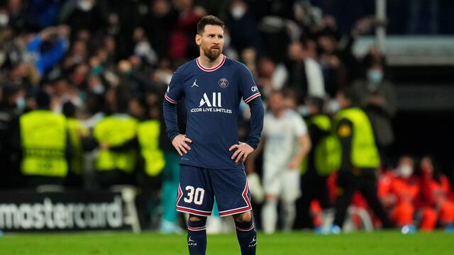 Lionel Messi y su gesto de derrota en la eliminación del PSG ante Real Madrid por la Champions. (AP)