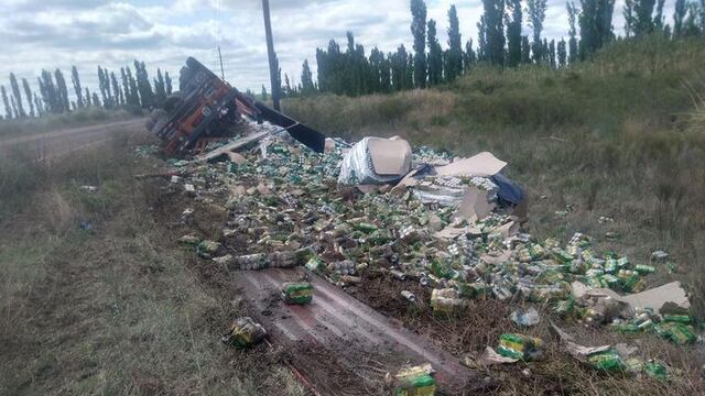 El camión quedó a un costado del camino y se desparramó toda la carga.