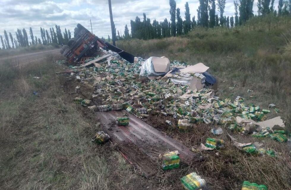 Volcó un camión cargado con cerveza y un micro de Buttini chocó contra un poste en San Rafael