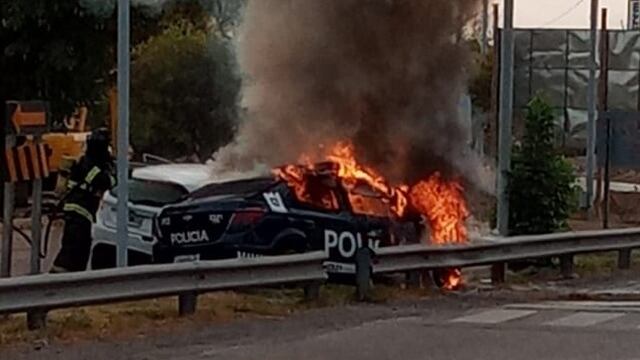 Dos de los delincuentes que huían en el auto de la familia chocaron contra un móvil policial, que se incendió. Los otros delincuentes, que huyeron en una camioneta, también chocaron contra otro patrullero. Foto: Los Andes