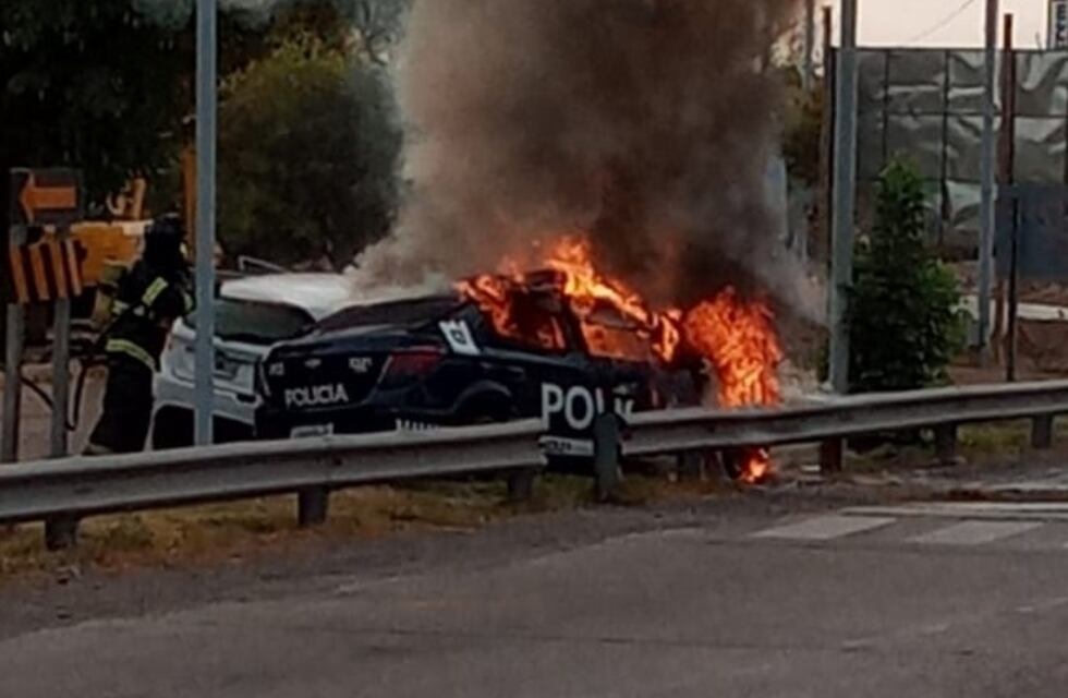 Asaltaron a una familia, huyeron, chocaron a dos móviles policiales y detuvieron a uno de los delincuentes