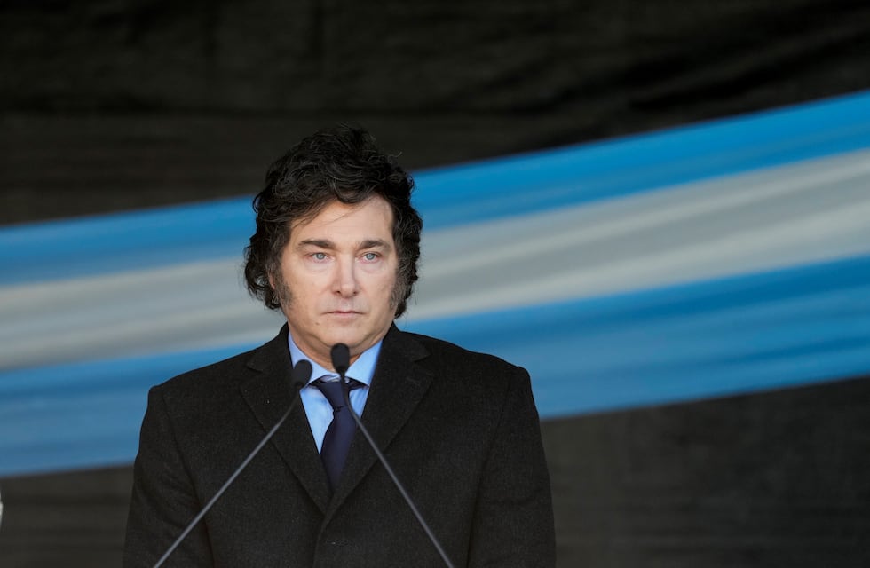 Milei firmó un DNU que otorga cien mil millones de pesos a la SIDE como “gastos reservados”