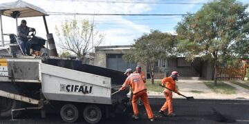 Con fondos propios avanza la pavimentación en Bahía Blanca.
