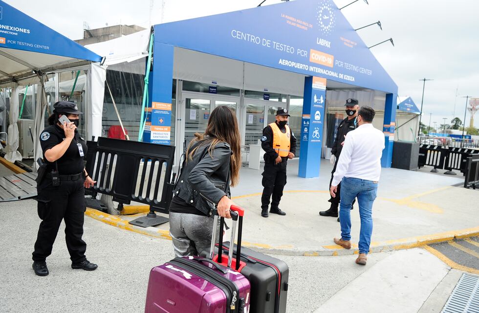 Continúa el escándalo por los hisopados en Ezeiza: estratégico cambio de socios y un negocio millonario
