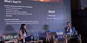 María Cecilia Hansen y Sebastián Cabana, en un tramo de su exposición acerca de los avances del Laboratorio de Innovación Judicial "InLab" del Poder Judicial de Jujuy.