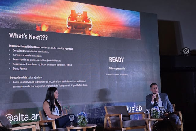 María Cecilia Hansen y Sebastián Cabana, en un tramo de su exposición acerca de los avances del Laboratorio de Innovación Judicial "InLab" del Poder Judicial de Jujuy.