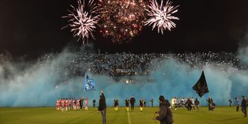 El recibimiento del hincha de Belgrano frente a Instituto (Facundo Luque / La Voz)