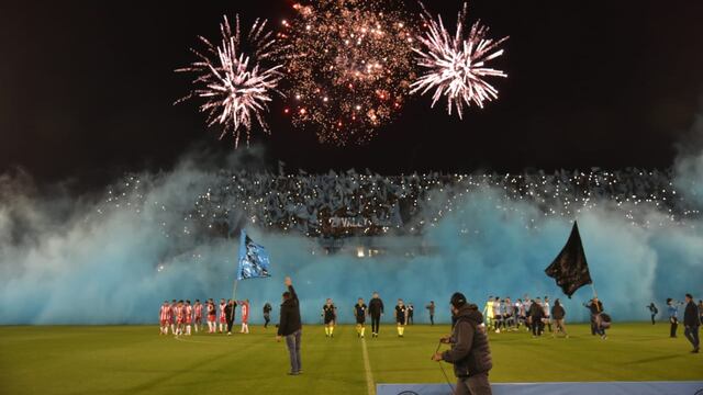 El recibimiento del hincha de Belgrano frente a Instituto. Impactante (Facundo Luque / La Voz).