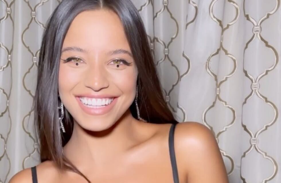 Con la camisa abierta y un corpiño negro, Emilia Mernes encandiló a sus seguidores en Instagram